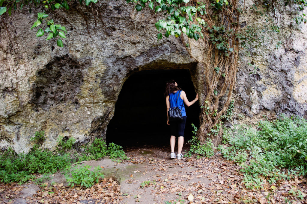 entrata di una grotta di origine protostoica nelle forre adiacenti al borgo di Corchiano