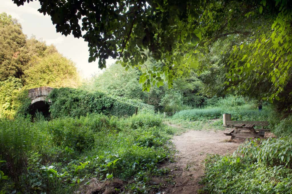 Ponte romani del III secondo d.C. e tavolo pic-nic nelle percorso delle forre vicino al borgo di Corchiano